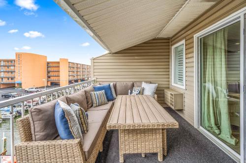 Balkón nebo terasa v ubytování 2 Bedroom Bayside Condo with Pool in OCMD