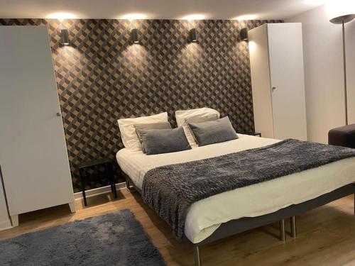 a bedroom with a large bed in a room at Magnifique duplex 45 m2 aux portes de Paris Metro Barbara à 30mn Expo Porte de Versailles in Montrouge