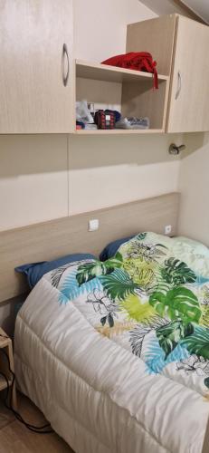Postel nebo postele na pokoji v ubytování Mobile home C189