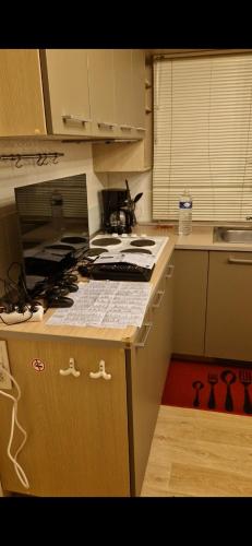 une cuisine avec une cuisinière et un comptoir dans l'établissement Mobile home C189, à Sigean