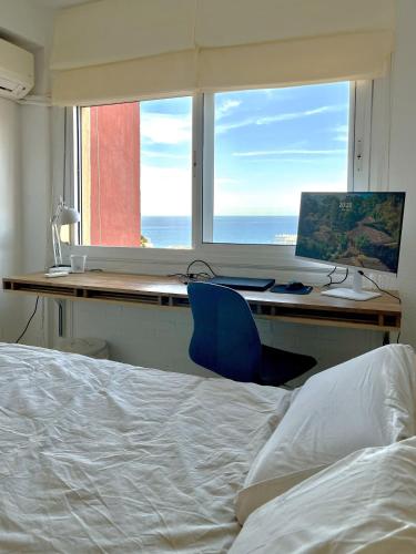Light-filled apartment with sea views