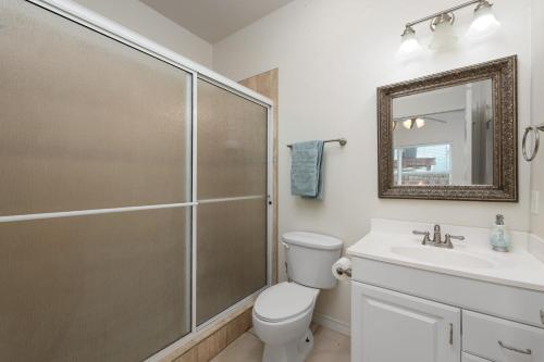 Ένα μπάνιο στο 1st Floor 2 Bed 2 Bath Condo w Pool By Beach
