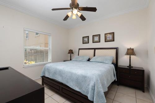Ένα ή περισσότερα κρεβάτια σε δωμάτιο στο 1st Floor 2 Bed 2 Bath Condo w Pool By Beach