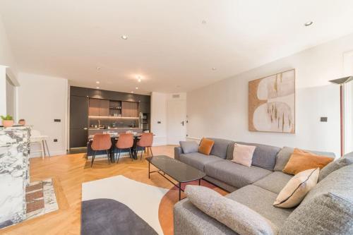 un salon avec un canapé et une table dans l'établissement Astoria Haussmannien - Appartement de caractère, à Aix-les-Bains