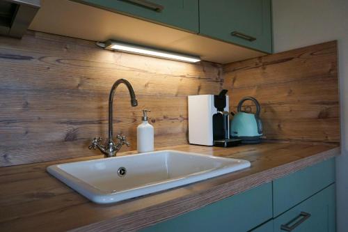 eine Küchentheke mit Spüle in der Küche in der Unterkunft 5Sterne Ferienwohnung im Fachwerk mit Bergblick in Alleinlage und großem Garten, Infrarotkabine in Humberg