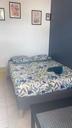 - un petit lit dans une chambre dotée d'un mur bleu dans l'établissement Studio cocooning_Centre-ville_Gare_CHU, à Reims