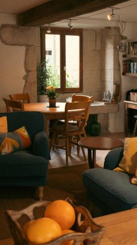 un salon avec une table et des chaises dans l'établissement Maison les Bleuets - Hot tub, à Magny-Lambert