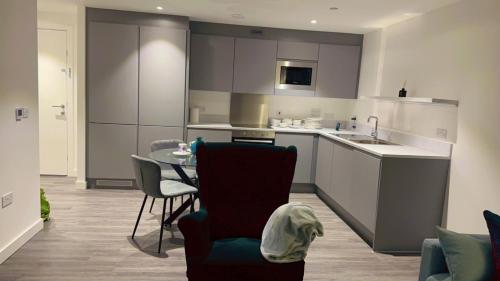 a kitchen with a table and chairs in a room at HE Luxury in Abbey Wood