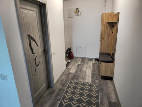a hallway with a door and a rug at Studio Miru in Agigea