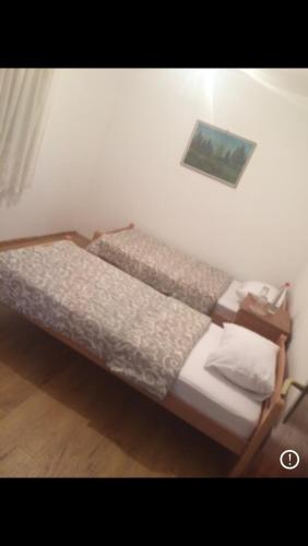 IvanicaにあるVasko ROOMSのツインベッド2台付きの客室