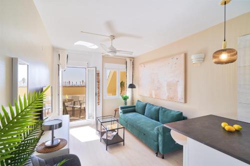 Beachfront Apartment with Large Roof Terrace & Sea Views