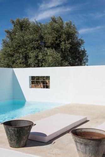 a mattress sitting on top of a swimming pool at Pensão Agrícola in Cabanas de Tavira