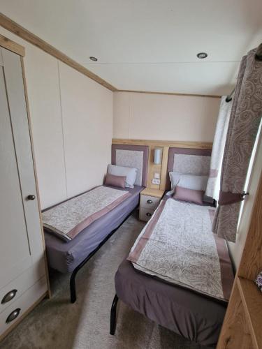 une chambre avec deux lits dans une pièce dans l'établissement Premium Mobilhome Grimaud, à Grimaud