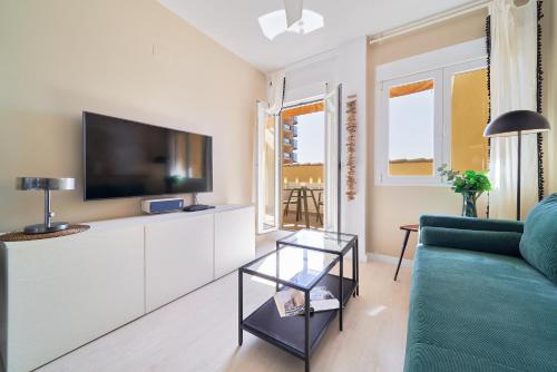 Beachfront Apartment with Large Roof Terrace & Sea Views