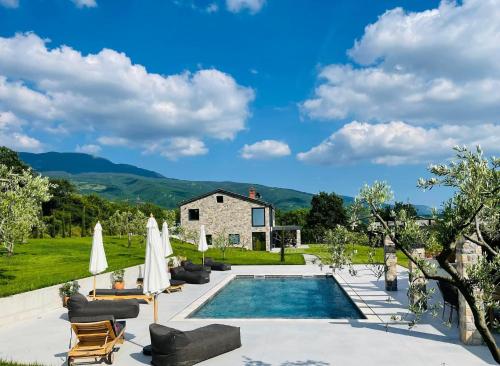 una villa con piscina y una casa en Villa Bagnoli, en Boljun