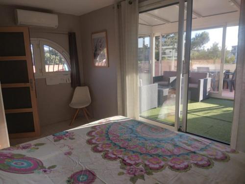 - une chambre avec un lit et une vue sur une terrasse dans l'établissement Duplex T4 toit terrasse plages parc Borély 13008 MARSEILLE, à Marseille