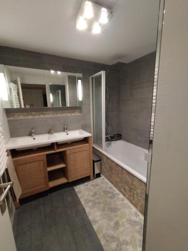 une salle de bain avec une baignoire et un lavabo et une baignoire dans l'établissement Duplex T4 toit terrasse plages parc Borély 13008 MARSEILLE, à Marseille