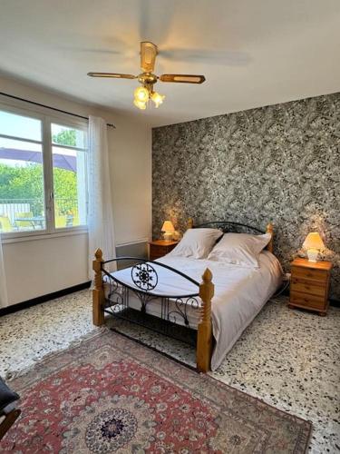 une chambre avec un lit avec une table et une fenêtre dans l'établissement Villa mon Rêve, à Allez-et-Cazeneuve