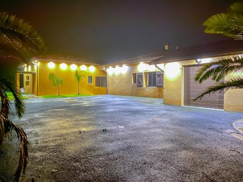 un parking vide devant un garage la nuit dans l'établissement Maison mitoyenne, 2 chambres, 4 personnes, à Saint-Martin-de-Seignanx