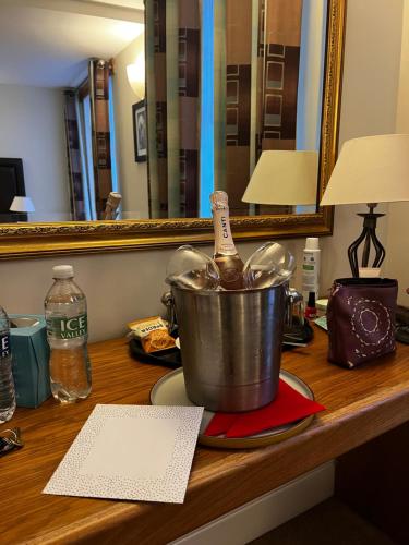 una bottiglia di champagne in un secchio su una scrivania di Castle Limes Hotel a Warwick