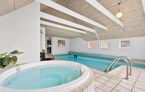 Kolam renang di atau dekat dengan Gorgeous Home In Nørre Nebel With Sauna