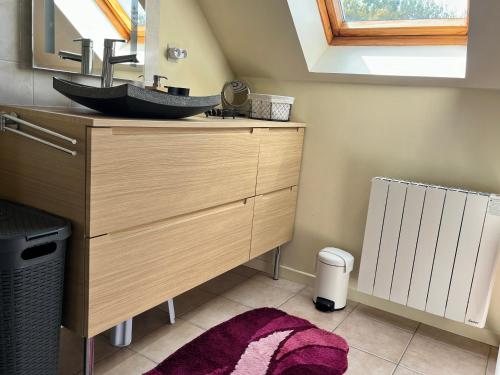 a bathroom with a sink on top of a dresser at La Baule - Villa avec jardin, 15 mn plage-centre-ville in La Baule