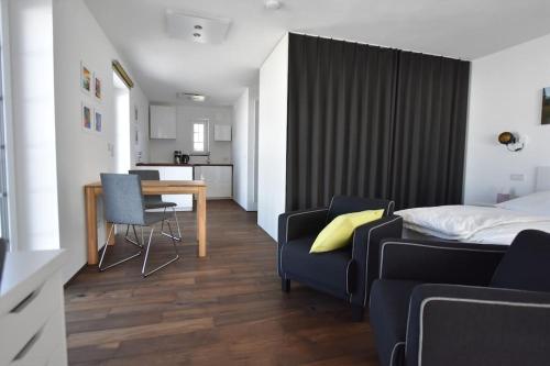 Postel nebo postele na pokoji v ubytování Schickes Apartment in Landhausvilla am Chiemsee