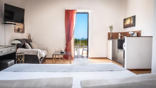 Säng eller sängar i ett rum på Hotel Porto Diakofti