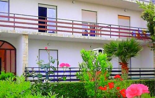 4 Bedroom Stunning Apartment In Banjol