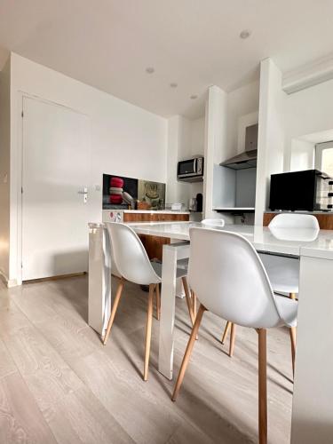 une cuisine et une salle à manger avec une table et des chaises dans l'établissement CASA TULUM, à Cognac