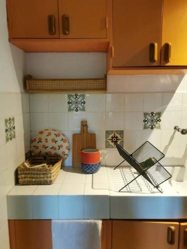 - une cuisine avec un comptoir dans l'établissement Studio indépendant dans un quartier calme à Arles, à Arles