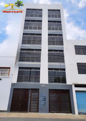Bangunan di mana terletaknya aparthotel ini