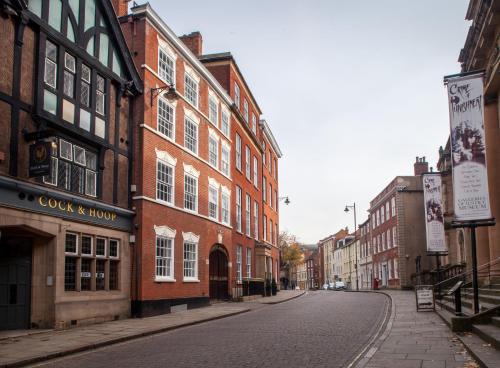 una calle vacía en una ciudad con edificios de ladrillo en Lace Market Hotel, en Nottingham