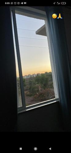 a window in an airplane looking out at the sky at Quarto Super King com Ar in Imperatriz