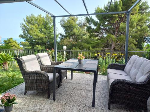 Unique residence with garden and sea view