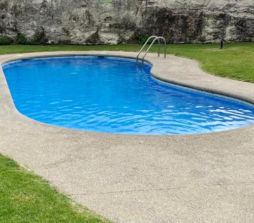 ein kleiner blauer Pool mit einer Metallumrandung in der Unterkunft Chalet Portosin con piscina al lado de la playa in Goyanes