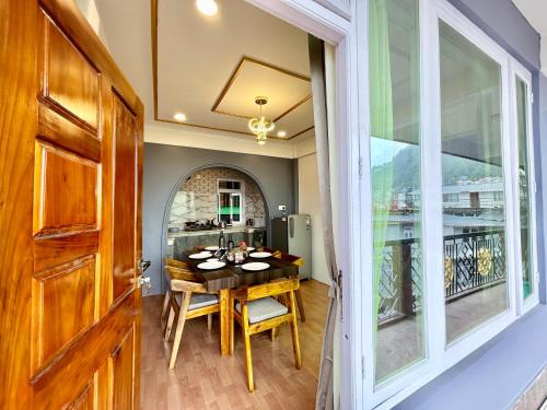 Fotografie z fotogalerie ubytování Yepplo Service Apartments - DARJEELING - 4BHK with Private Kitchen - 24hrs Caretaker & Power Backup v destinaci Dárdžiling