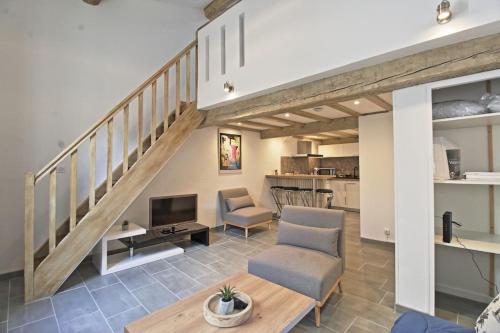 - un salon avec un escalier, un canapé et des chaises dans l'établissement Le Plaisant - Nîmes plein centre, à Nîmes