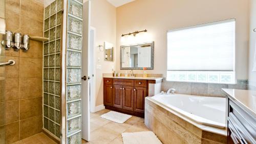 Ένα μπάνιο στο Serenity & Luxury: Waterfront Oasis w Private Pool