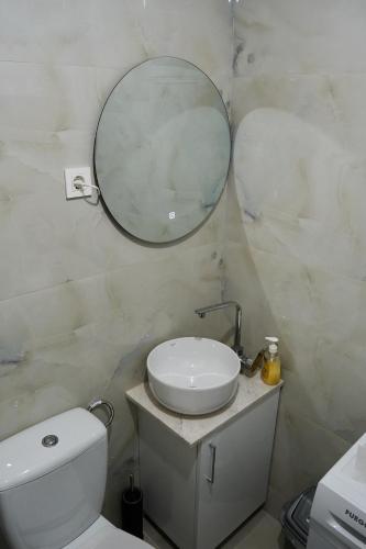 Bilik mandi di Apartman Lili