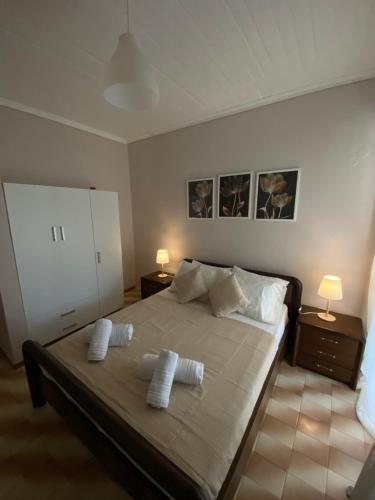 a bedroom with a bed with two towels on it at Casa Venti Perea in Perea