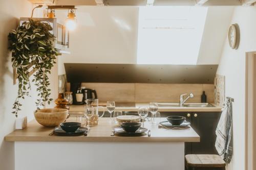 une cuisine avec une table avec des verres à vin dessus dans l'établissement La canopée Dijonnaise Confort Centre Ville, à Dijon