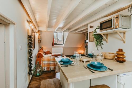 une cuisine avec une table avec de la vaisselle bleue dessus dans l'établissement La canopée Dijonnaise Confort Centre Ville, à Dijon