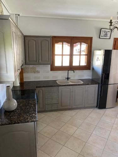 Η κουζίνα ή μικρή κουζίνα στο BEACH HOUSE MARIA's