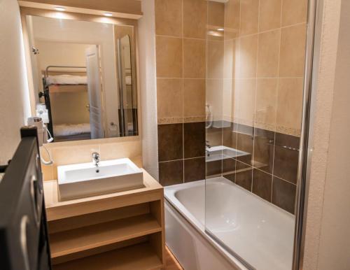 une salle de bain avec un lavabo, une douche et une baignoire dans l'établissement Résidence Les Terrasses Du Soleil D'or - Studio chaleureux au pieds des pistes MAE-1281, aux Orres