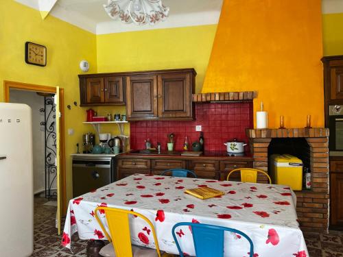 une cuisine avec une table et une cuisine avec une cheminée dans l'établissement Maison familiale, à Bages