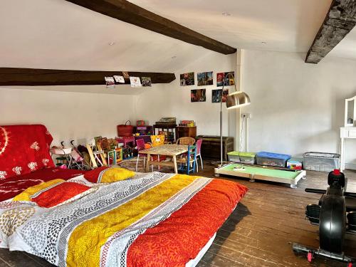 - une chambre avec un grand lit et des chaises dans l'établissement Maison familiale, à Bages