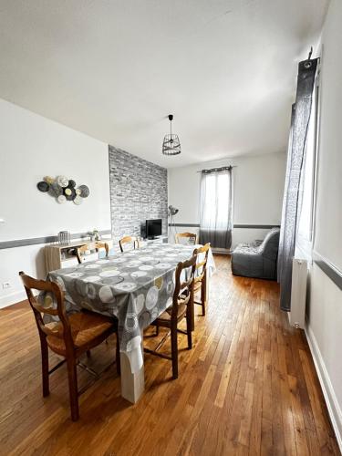 une salle à manger avec une table et des chaises dans l'établissement Appartement 10 personnes à Paray le Monial, proche centre ville, à Paray-le-Monial