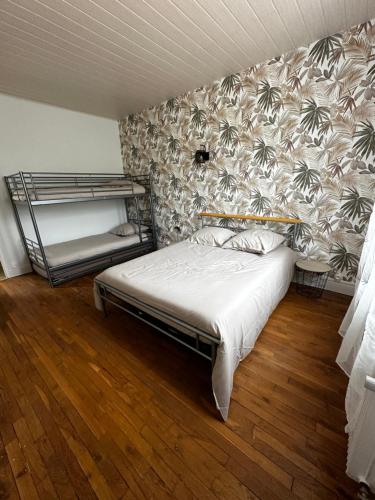 - une chambre avec 2 lits superposés et un mur dans l'établissement Appartement 10 personnes à Paray le Monial, proche centre ville, à Paray-le-Monial