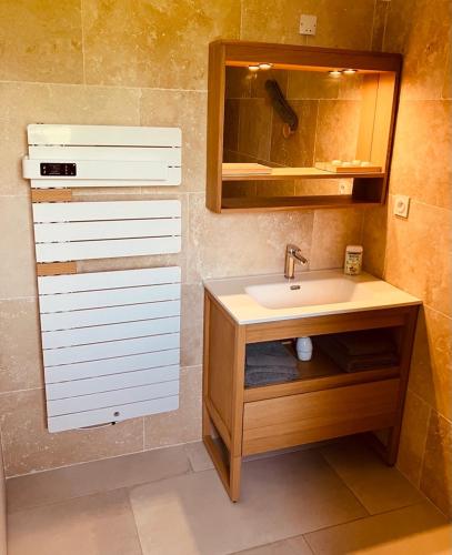 une salle de bain avec un lavabo et un miroir dans l'établissement Gîte Corsi Gallega, à Sauzet